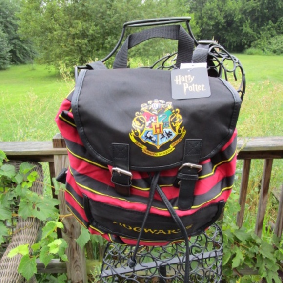 Harry Potter Hogwarts Crest Backpack - Red and Black - Picture 4 of 8